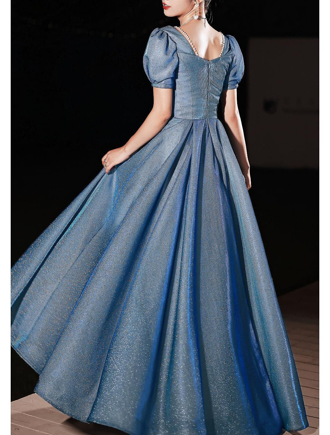 Abito da sera formale elegante con scollo a cuore, a trapezio, con schiena splendida, manica corta, lunghezza pavimento, in raso con pieghe e perline